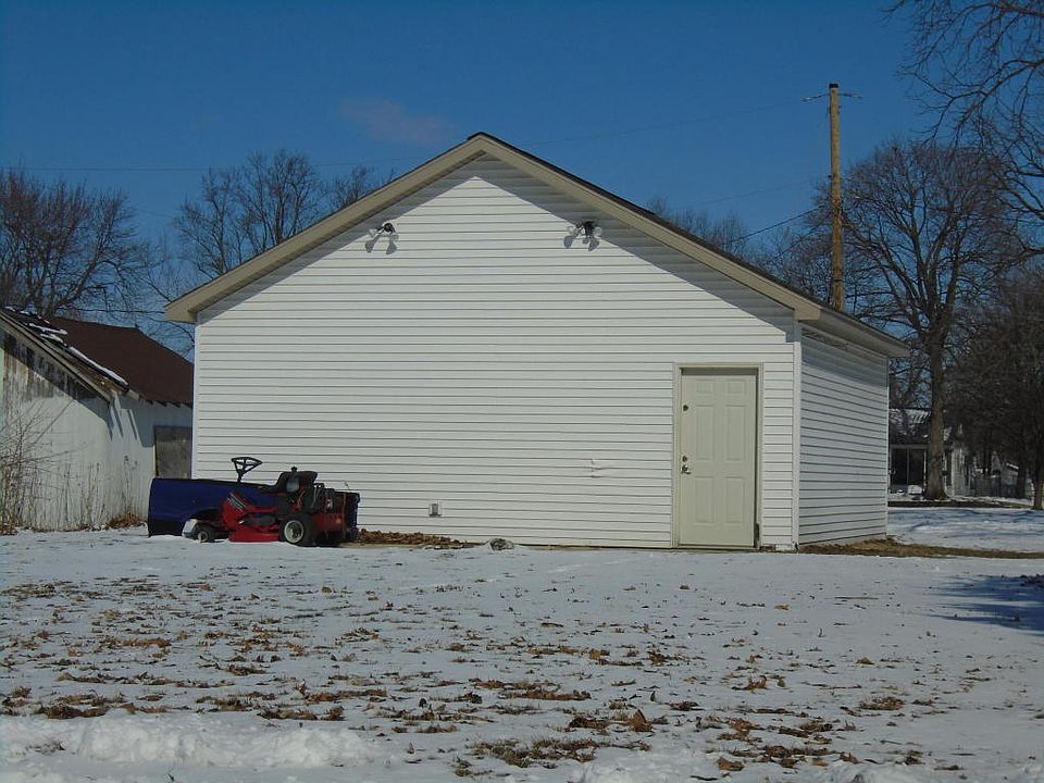 2nd image of 209 13th St