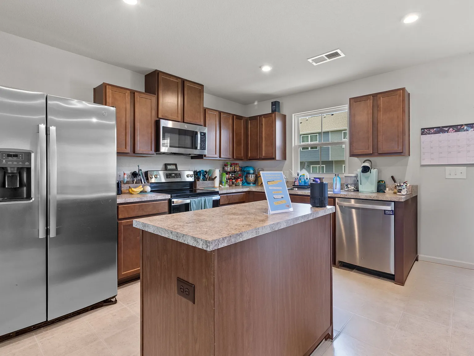 3 bed, 1576 sqft, $2,200 — Photo 3