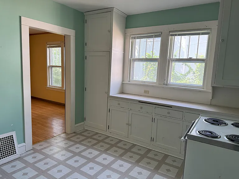 466 W Grand Ave — Photo 6