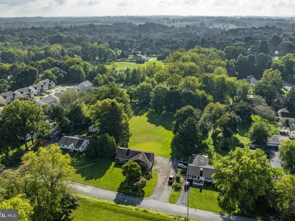 2460 Honeysuckle Ln, Lancaster, PA 17603
