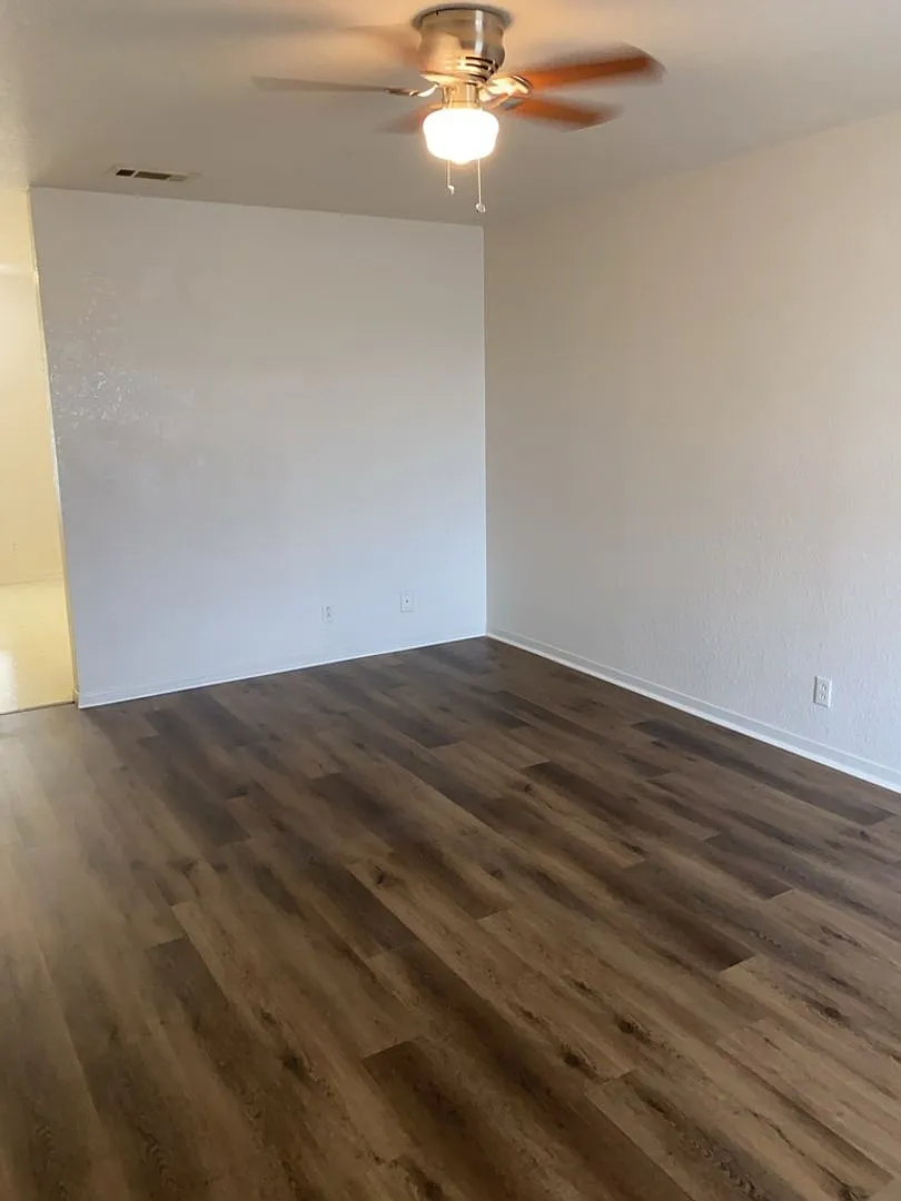 3201 Hereford Ln — Photo 3