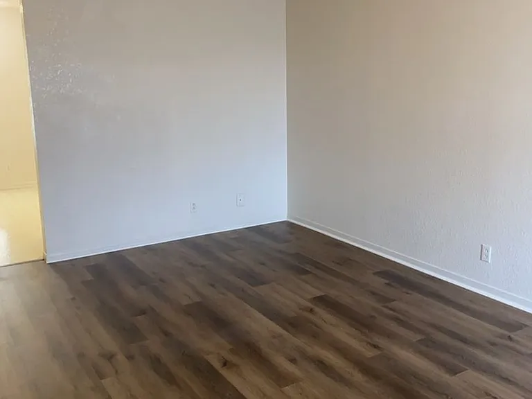 3201 Hereford Ln — Photo 3