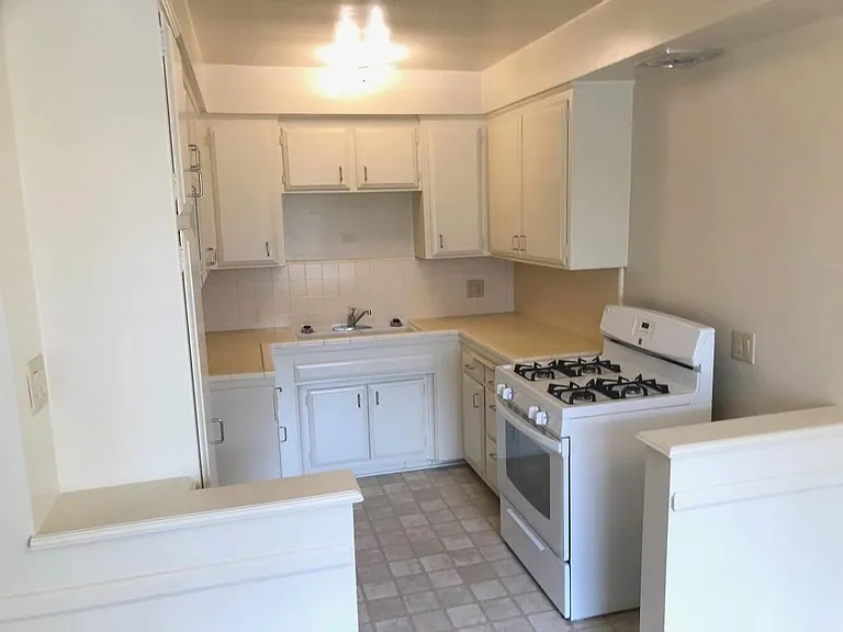 275 S Marengo Ave — Photo 5