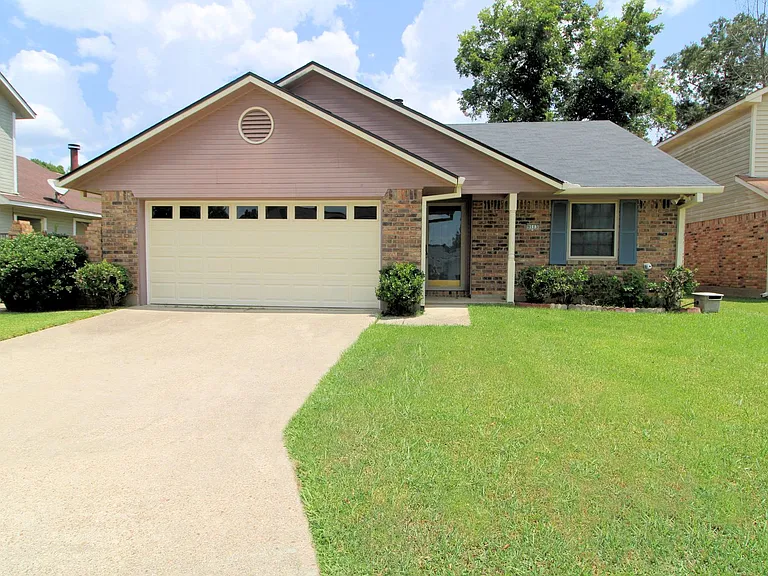 9113 Bushnell Ln — Photo 1