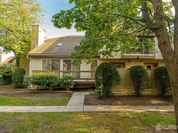 107 Kelly Dr, Edison, NJ 08820