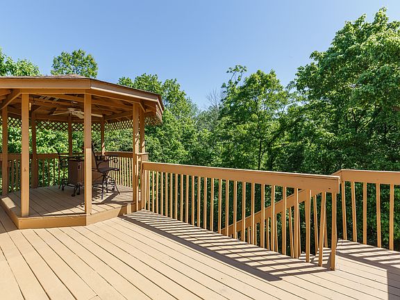 3rd image of 7862 Surreywood Dr