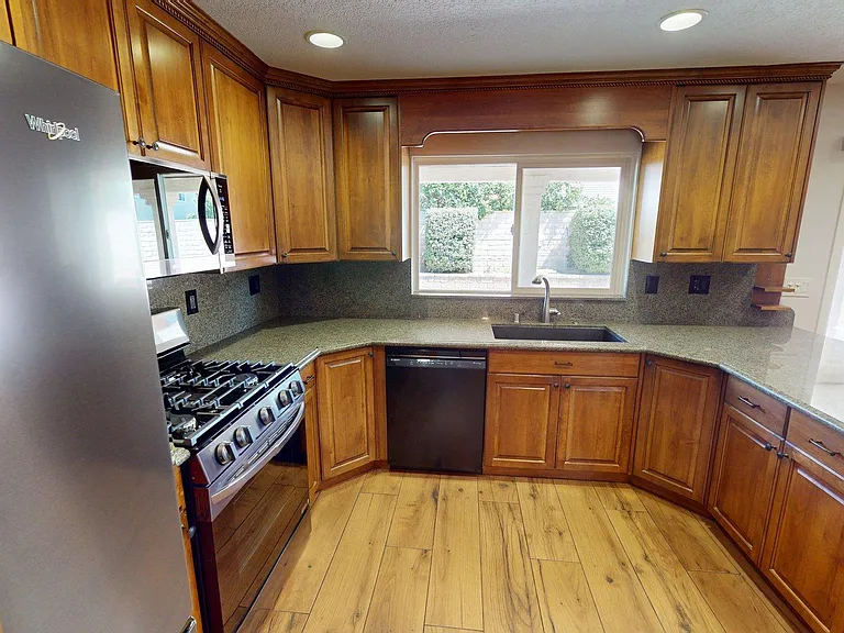 2431 Deerfield Ct — Photo 6