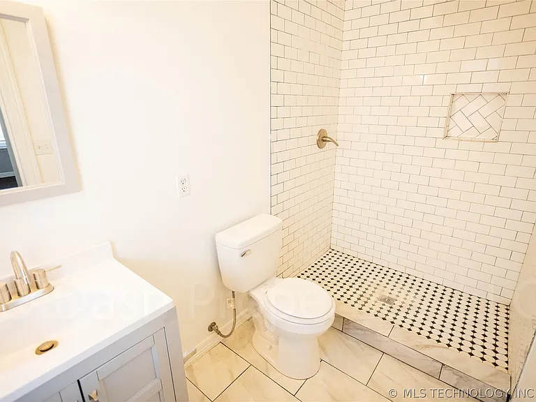 2604 E 7th St S — Photo 26