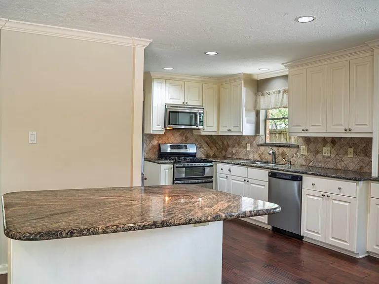 1704 Crystal Hills Dr — Photo 5