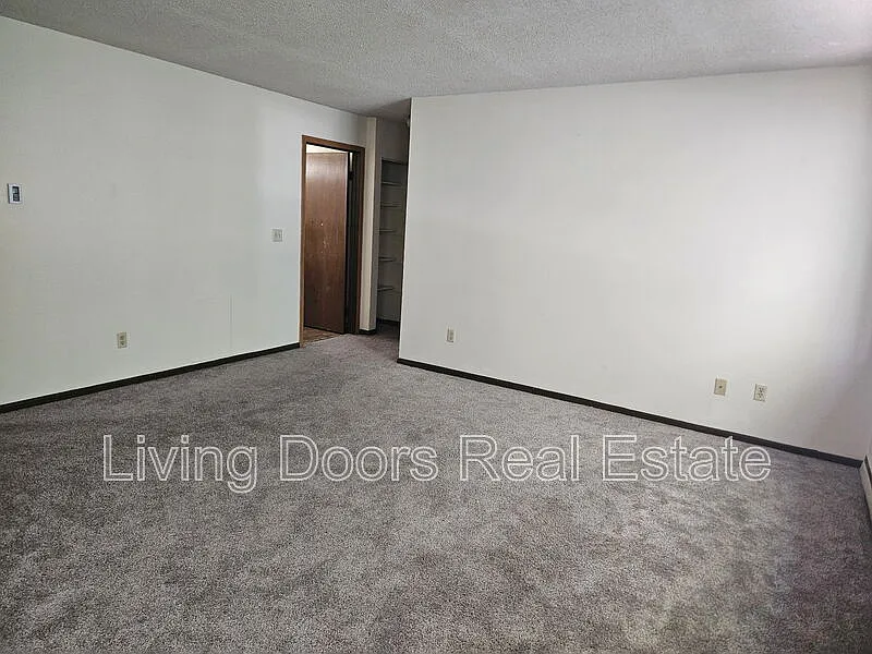 2 bed, 1.0 bath, $800 — Photo 3