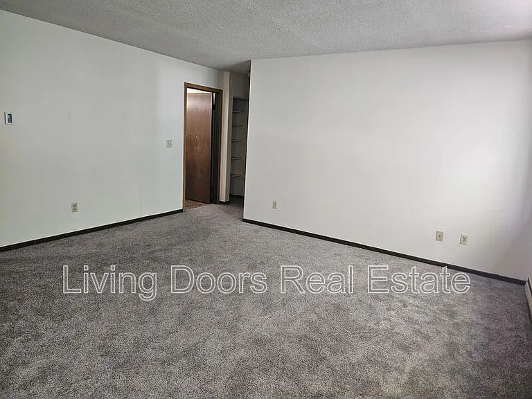 210 N Phillips Ave #8 — Photo 3