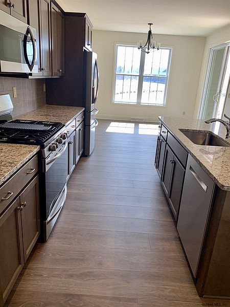 4th image of 17 HOWLAND PARK Drive