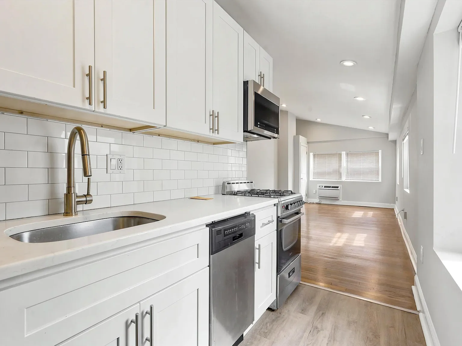 Studio, $1,433 — Photo 1