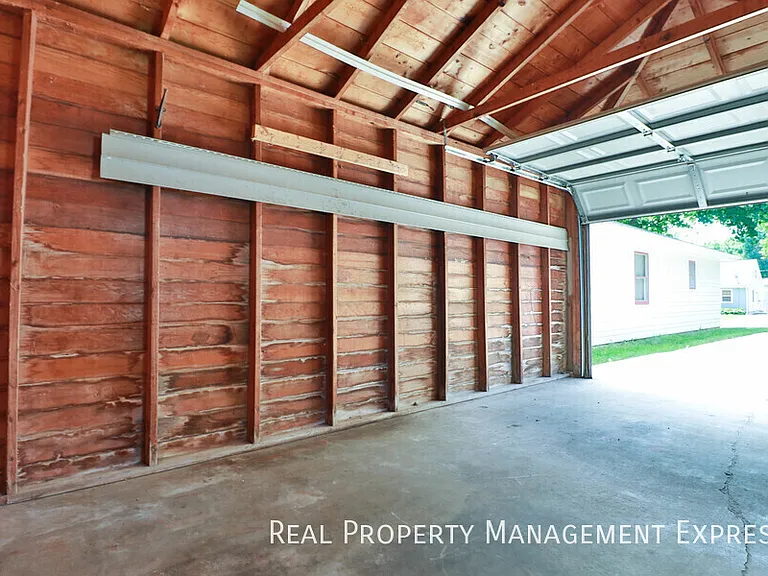 1904 S Hawthorne Ave — Photo 4