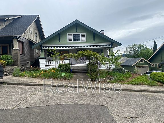 2nd image of 837 SE Blakeley Ave