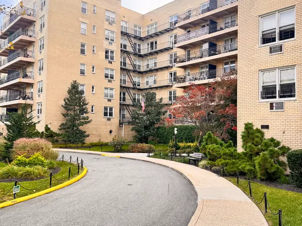 23-50 Waters Edge Dr #5F, Bayside, NY 11360