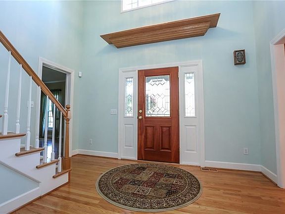 3rd image of 33 Broadmoor Trl