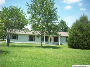 1805 Woodbreeze Cir SE, Hartselle, AL 35640