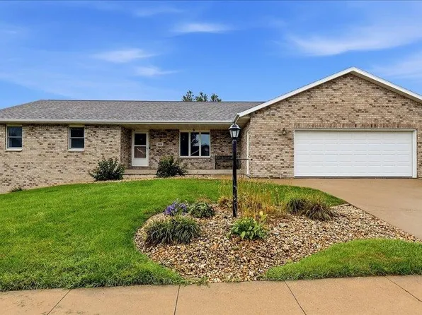 208 Oak Forest Dr, Epworth, IA 52045