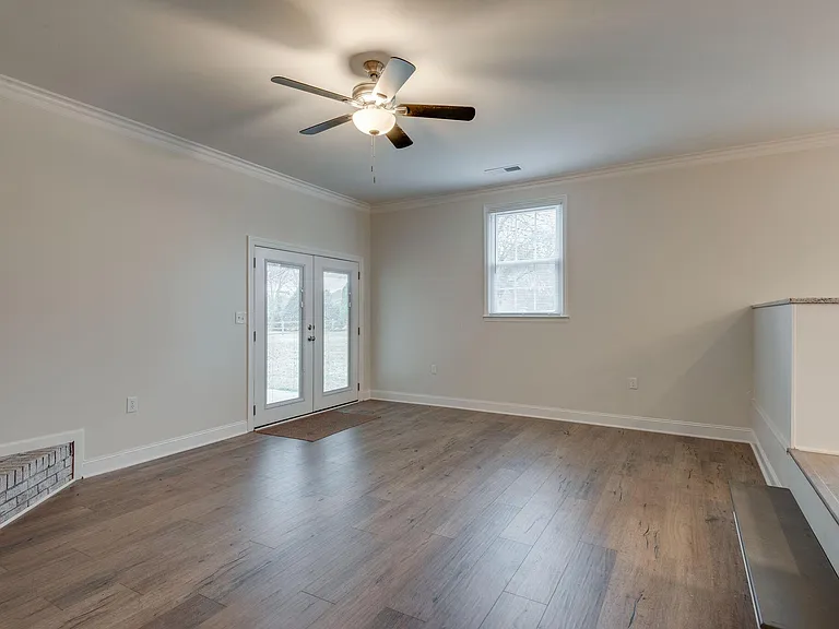826 Victoria Dr — Photo 7