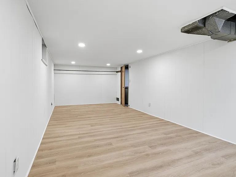 7895 Mark Dr — Photo 34