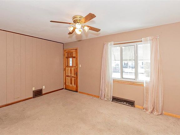 3rd image of 820 E 258th St