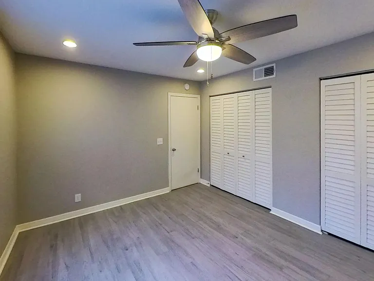 Bay Colony Apartments — Photo 23