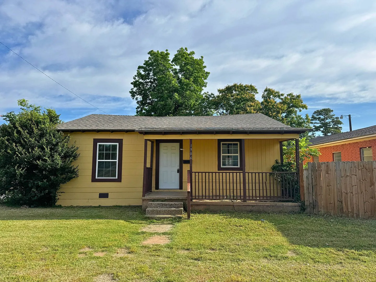 Remodeled 3 Bed 1 Bath in Kemp & Jackson! — Photo 1