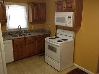 3rd image of 914 Hillcrest Dr
