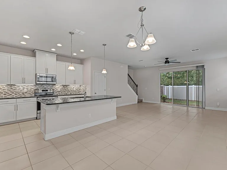 569 Bethesda Ct — Photo 2