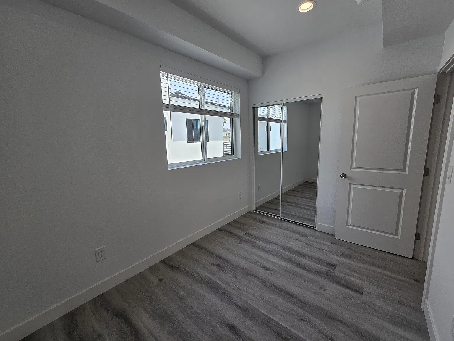 6 bed, 2000 sqft, $900 — Photo 4