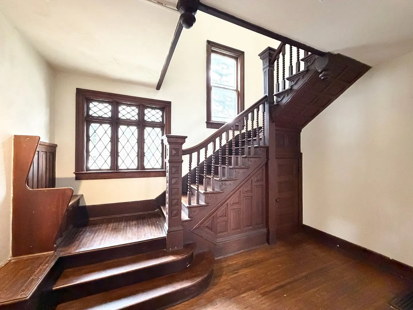 604 W Elm St — Photo 2