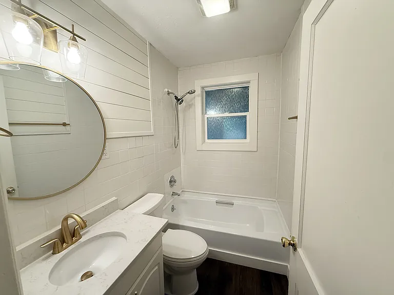 Bathroom 2 with tub