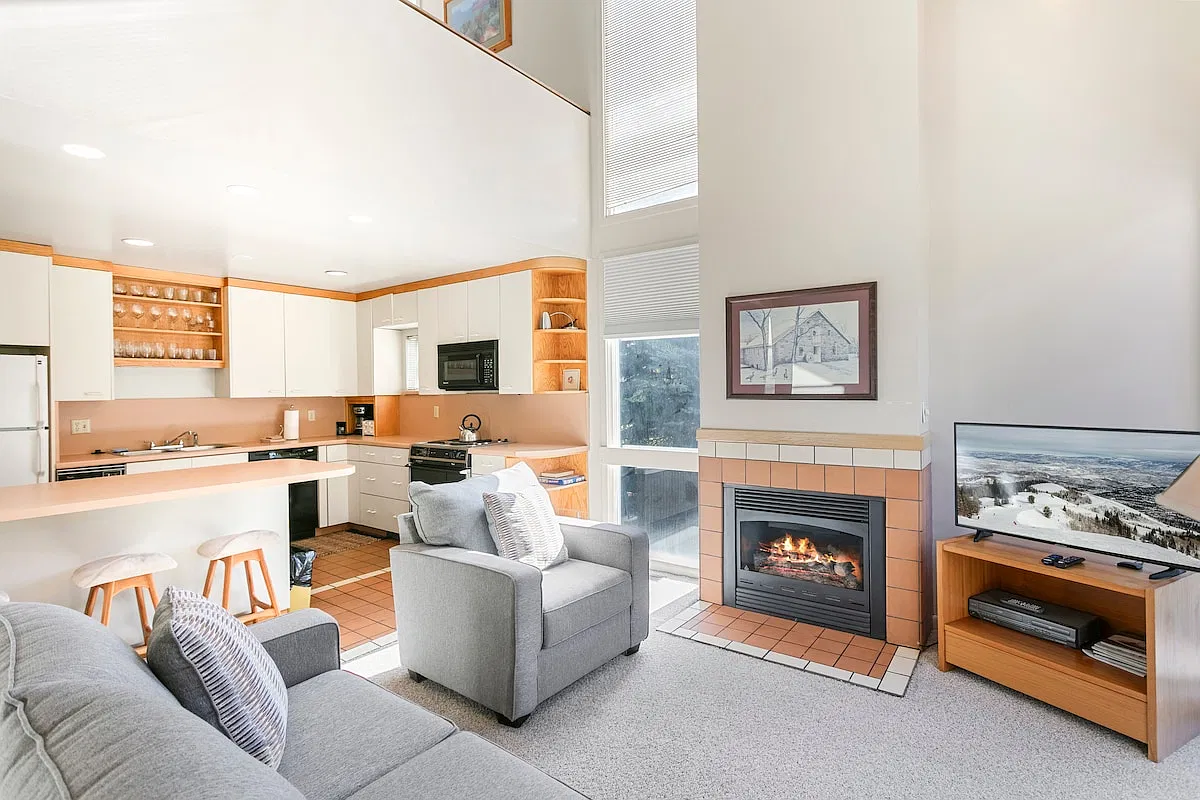 3 bed, 2.5 bath, 1349 sqft, $5,300 — Photo 3