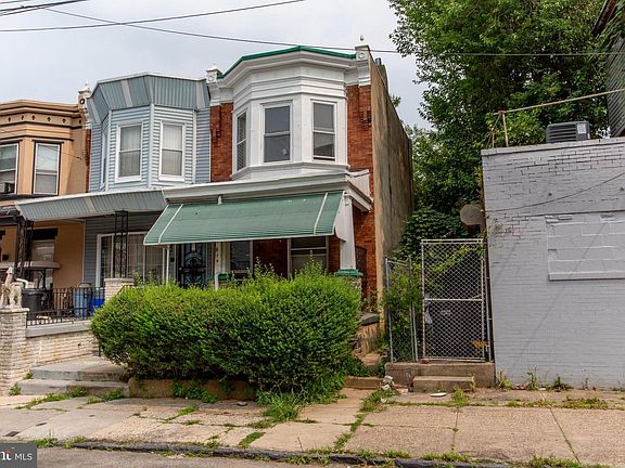 2nd image of 814 E Woodlawn Ave