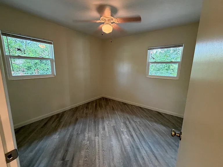 2513 Winona Ave — Photo 9