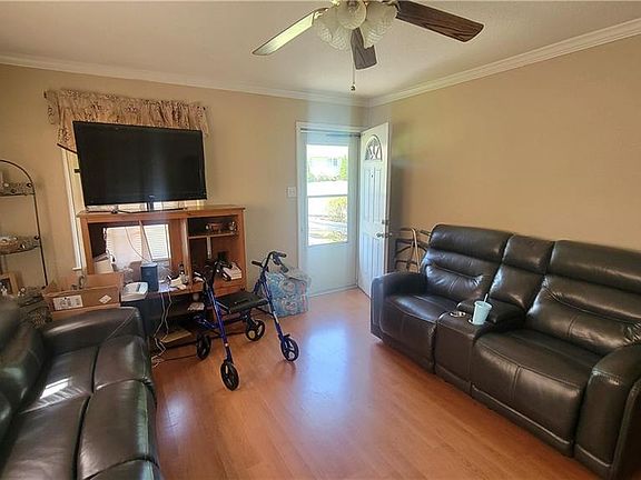 4th image of 2215 Bertie St