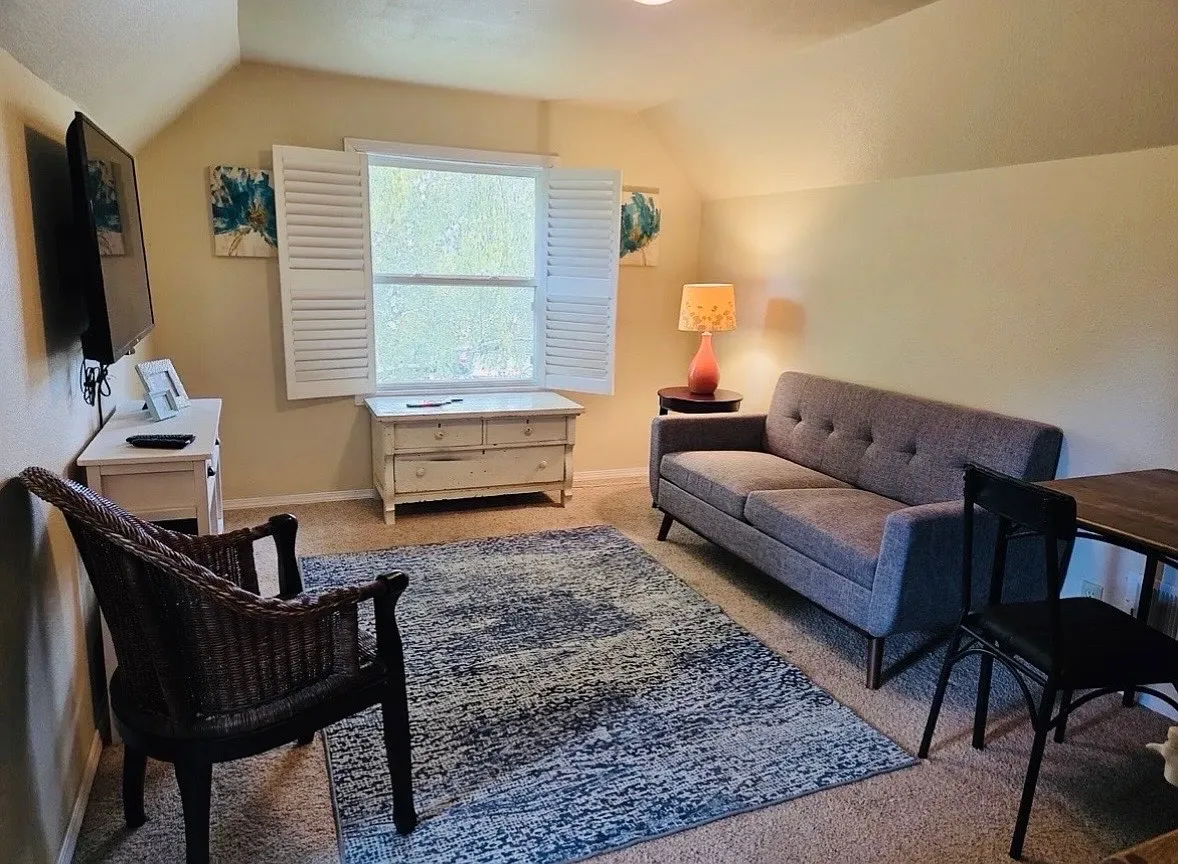 3160 Grandview Dr — Photo 1