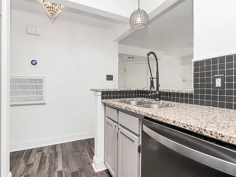 1109 E Morehead St — Photo 20