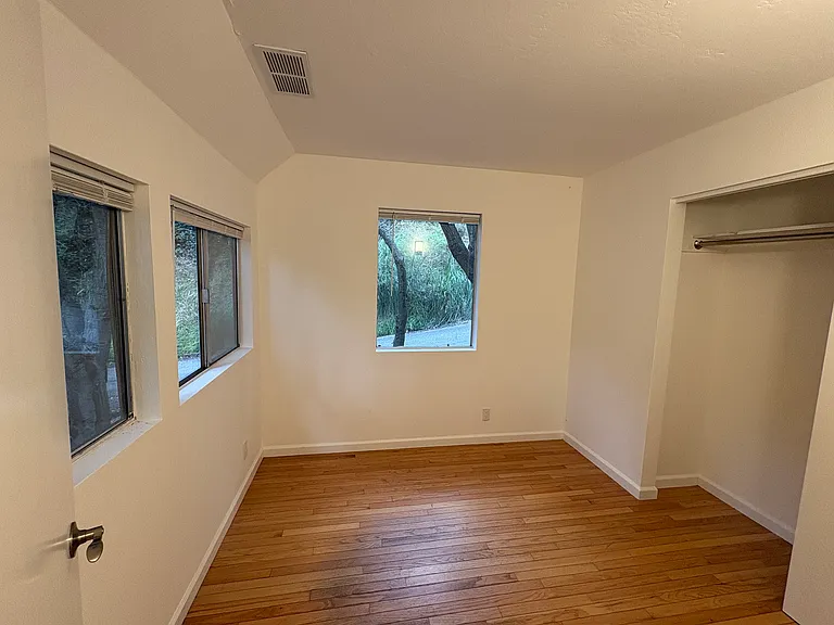 2820 London Rd — Photo 8