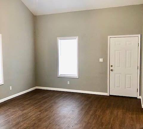 3rd image of 119 Willow Creek Dr