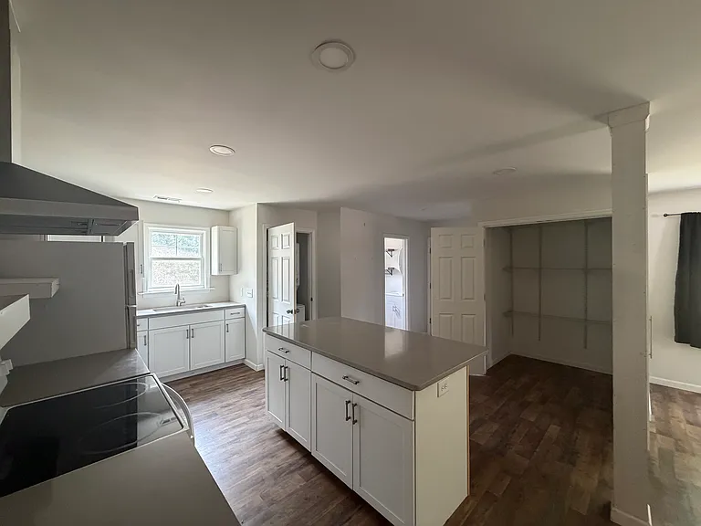 221 Rowe Ave — Photo 7