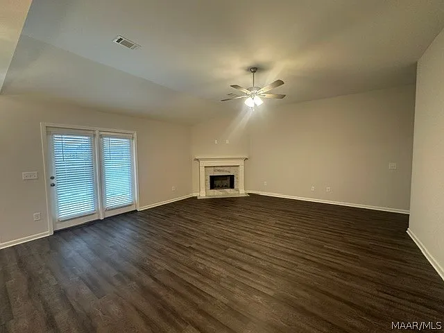 444 Country Club Dr — Photo 2