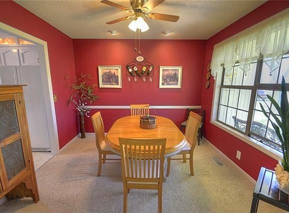 3rd image of 661 Carolyn Ln