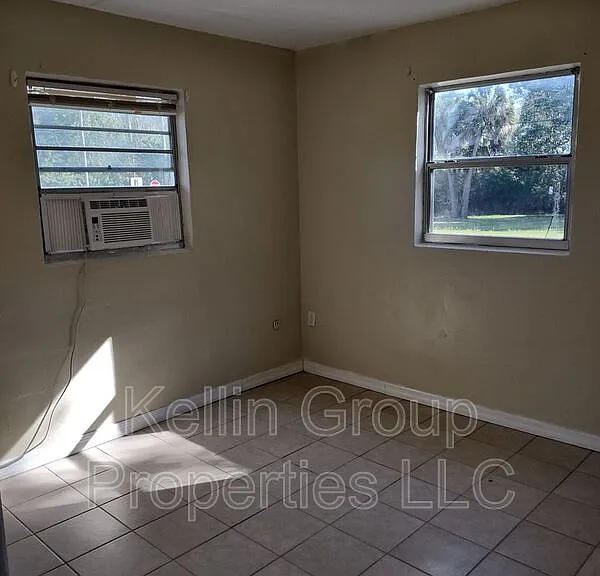 157 E Northside Dr #1 — Photo 3
