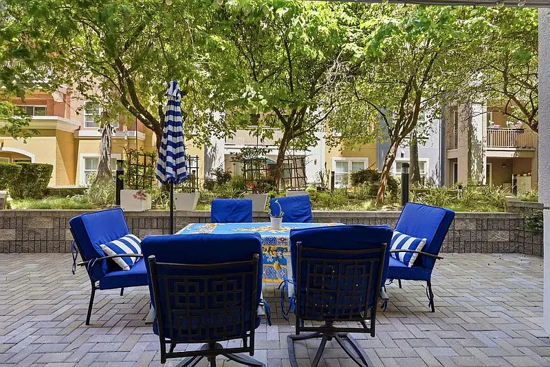 2 bed, 2.0 bath, 1274 sqft, $3,298 — Photo 2