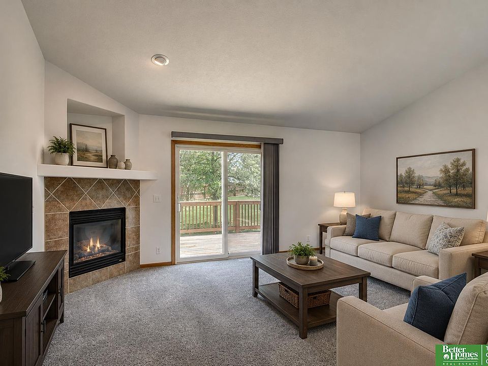 1st image of 807 Edgewater Dr