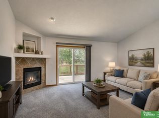 807 Edgewater Dr, Papillion, NE 68046