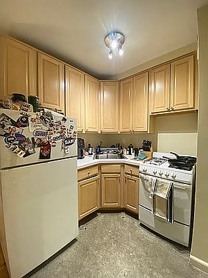 4th image of 221 W 22nd St APT C4