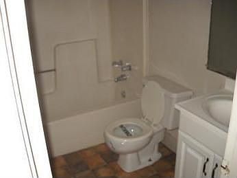 4th image of 226 Louise St
